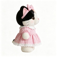 Boneka kucing calico lucu berbahan plush dengan pita dan renda motif gingham, gaun gingham, boneka kucing plush lembut yang bisa dipeluk