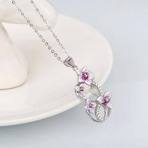 Collana con Ciondolo a Farfalla e Fiore per Donne, Gioielli di Moda con Motivo Floreale di Fiori di Prugno - Product Image 4