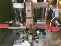 Entièrement automatique l'écartement et dents de fermeture à glissière en nylon machine