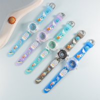 Nouvelle montre à quartz analogique lumineuse à thème astronaute spatial moderne avec bracelet en PVC