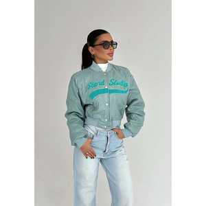 Chaqueta Universitaria Estampada Green Studio para Mujer, Diseño Cómodo con Cuello Alto - Product Image 3