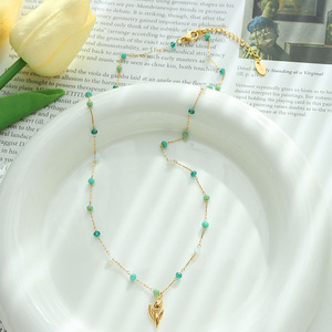 Collier personnalisé en acier inoxydable plaqué or 18 carats avec perles de cristal bleu-vert et pendentif fleur de tulipe pour filles - Product Image 6