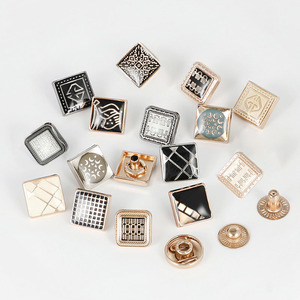 Boutons de <span class=keywords><strong>couture</strong></span> carrés personnalisés en alliage de zinc de 2 cm, émail lavable, clips à pression pour bébé avec logo pour vêtements, 50 ensembles pour Thobe - Product Image 1