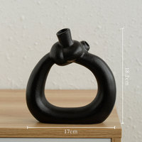 Vase en céramique de luxe léger, forme unique, style INS, sensation haut de gamme, style crème, accessoire décoratif nordique pour l'entrée de la maison