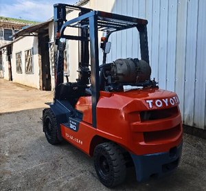 Chariot élévateur à fourche à gaz Toyota d'occasion, 3 tonnes, 4 mètres, mât à deux étages, avec déplaceur latéral hydraulique et pneus pleins - Product Image 4