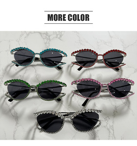 <span class=keywords><strong>Gafas</strong></span> <span class=keywords><strong>de</strong></span> Sol <span class=keywords><strong>de</strong></span> Lujo con Pedrería, Lentes <span class=keywords><strong>de</strong></span> PC con Protección UV400, Ligeras y Modernas <span class=keywords><strong>para</strong></span> Mujer, Decoradas con Diamantes, Diseño Extragrande <span class=keywords><strong>para</strong></span> Fiestas - Product Image 2