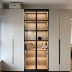 Armoire moderne de luxe sur mesure, panneau de couleur claire et porte en verre avec cadre noir, placard de chambre à coucher avec éclairage LED intégré - Product Image 1