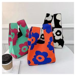 Sac fourre-tout élégant en tricot pour femme, sac à main portable avec pochette à nœud, idéal pour le shopping - Product Image 2