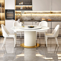 Table à manger ronde de luxe avec plateau en pierre frittée brillante et base sculpturale de couleur claire pour l'ameublement haut de gamme des hôtels.