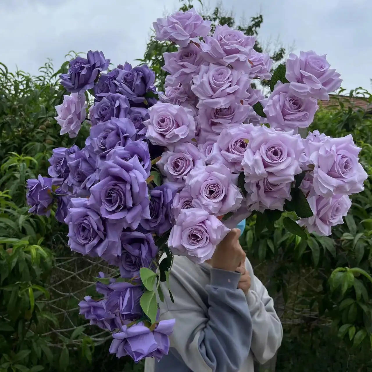 25.5" इंच 65 सेमी शादी की सजावट के गुलाब 3 सिर रेशम शादी के गुलाब कृत्रिम फूल के तने बैंगनी गुलाब