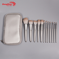 Ensemble de 12 pinceaux de maquillage de luxe en poils de chèvre argentés avec manche en bois et étiquette personnalisée, avec sac en PU - Application visage