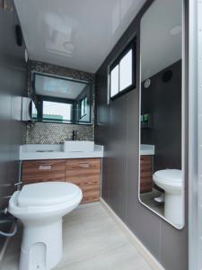 조정 백색 색깔 2 축사 움직일 수 있는 화장실 트레일러 판매를 위한 호화스러운 휴대용 화장실 - Product Image 5