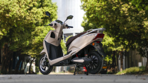Moto Scooter Urbaine à Deux Roues Haute Vitesse 60V avec Pédales HB-FEIHU – Motos à Vendre Près de Chez Moi - Product Image 6
