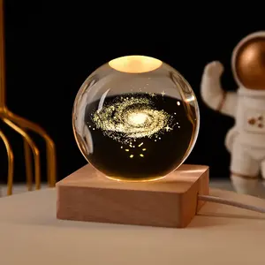All'ingrosso sfera di cristallo trasparente di cristallo personalizzato 3D Galaxy inciso Laser sfera di cristallo con illuminazione a LED Base in legno