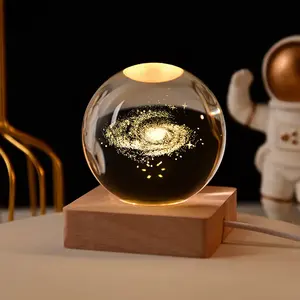 Groothandel Heldere Kristallen Glazen Bal Custom 3d Galaxy Gegraveerde Laser Kristallen Bol Met Led Verlichting Houten Basis