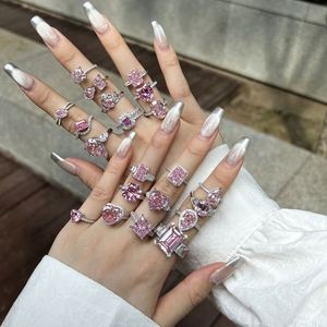 Anillo de Boda de Plata de Ley 925 con Zirconia 5A 8A de Corte Vibrante y Delicado en Rosa Veneno, Joyería Fina para Mujer - Product Image 1