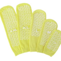 Chaussettes antidérapantes de couleur de taille de matériau personnalisée pour l'ensemble jaune de chaussettes antidérapantes de centre de soins de santé d'hôpital