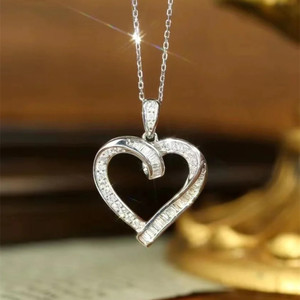 Collana con ciondolo a forma di cuore in oro bianco con diamanti per donna, gioielli romantici per fidanzamento, diamanti naturali di colore G - Product Image 1