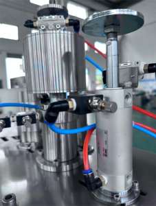 Máquina de llenado de aerosol de metal neumática semiautomática con control PLC y alta precisión - Product Image 3