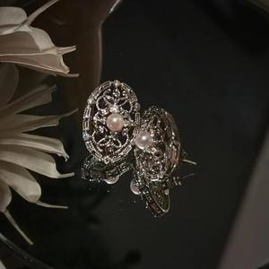 Pendientes de Plata de Ley S925, Estilo Retro de la Corte Francesa, Diseño Vintage de Alta Gama con Encaje Hueco en Oro Rosa y Perla - Product Image 2