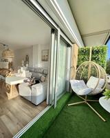 Fauteuil moderne en métal pour intérieur et extérieur avec design œuf à bascule blanc et coussin imperméable pour balançoires de patio et jardin extérieur
