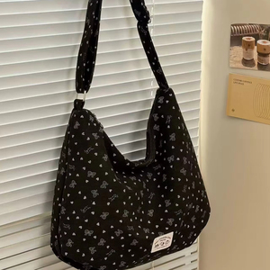 กระเป๋าผ้าใบกันน้ำลายลูกกวาดลายวรรณกรรมใหม่ ขายส่ง พร้อมซิปปิด สะพายไหล่ จุของได้เยอะ สะพายข้างแบบโซ่ - Product Image 1