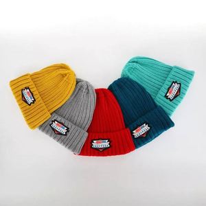 Nouveau bonnet d'hiver tricoté gris chiné chaud en acrylique doux 100 % avec patchs métalliques pour adulte, vente en gros à prix abordable - Product Image 2