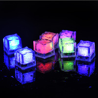LED-Eiswürfel Blinkende Induktions-Leuchtende Eiswürfel aus Acryl Bunte Leuchtende Romantische Wein-Glas-Dekorationen für Halloween-Partys