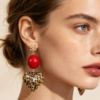 Boucles d'oreilles tendance transfrontalières au design de niche, en fausses perles et plastique, motif cœur géométrique, élégantes, vintage, de luxe, pour les sorties festives
