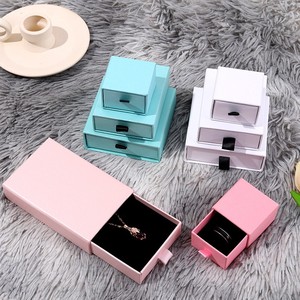 กล่องใส่เครื่องประดับแบบลิ้นชักสั่งทำพิเศษ สีดำด้าน กล่องของขวัญแข็งแรง ปั๊มฟอยล์โลโก้ บุผ้ากำมะหยี่ บรรจุภัณฑ์สำหรับแหวน สร้อยคอ ต่างหู รับผลิตแบบ OEM ODM - Product Image 3