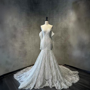 Robe de mariée sirène moderne Nt11 en dentelle sans bretelles avec manches longues, traîne chapelle et appliques pour la mariée - Product Image 2