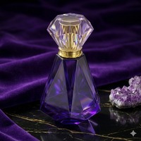 Flacon de parfum élégant carré de 50 ml en verre facetté avec finition irisée, bouchon doré, pulvérisateur à pompe, emballé dans un carton sérigraphié