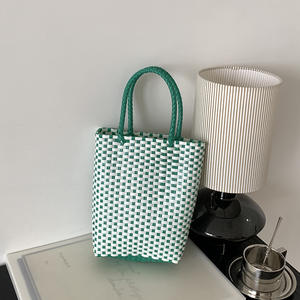 Sac d'été en PVC tissé à la main décontracté fourre-tout style dame manipulé panier couleur-bloc tissé plage cadeau panier doublure en <span class=keywords><strong>tissu</strong></span> - Product Image 2