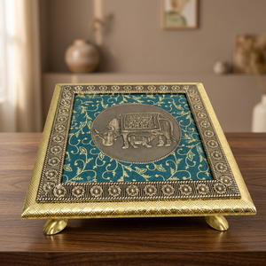 Chowki pliable en bois artisanal avec finition Meenakari et pieds en métal |   Conteneur alimentaire décoratif traditionnel à motif de paon royal en relief - Product Image 3