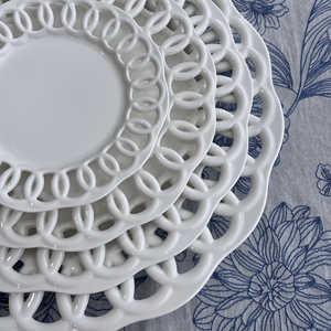 Ensemble de plats à dîner en céramique blanche au design ajouré élégant, <span class=keywords><strong>assiettes</strong></span> de présentation pour mariage, <span class=keywords><strong>assiettes</strong></span> décoratives pour table - Product Image 4