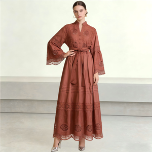 Abito Lungo Estivo di Alta Qualità per Donna, Modesto ed Elegante, con Maniche a Campana, Scollo a V, Dettagli Traforati, Casual, da Festa, con Cintura, ODM OEM - Product Image 1