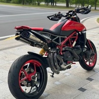 Moto Ducati Hypermotard 950 haute performance avec moteur essence L-Twin de 937 cm³ refroidi par eau pour la conduite en ville et sur autoroute