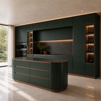 Gabinetes de Cocina Personalizados con Isla Curva, Frentes Lacados sin Tiradores y Almacenamiento con Iluminación