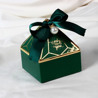 Boîte à dragées de mariage de luxe en forme de pyramide, prix de gros, avec décoration perles et ruban, revêtement UV et pelliculage mat