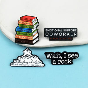 Broche en métal avec lettres anglaises, design créatif livre et sommet de montagne, accessoire décoratif pour sac à dos et vêtements - Product Image 2