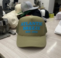 Gorra Trucker de Lona Transpirable Verde Oliva con Logotipo Personalizado, Impresión 3D en Relieve y Cierre a Presión para Deportes al Aire Libre y Pesca