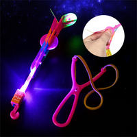 Jouets lumineux LED en plastique pas chers : arc, flèche, fusée, hélicoptère volant clignotant pour l'extérieur – Cadeaux d'anniversaire et fournitures de fête