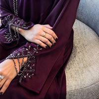 Robe Abaya Femme Personnalisée OEM en Satin Bordeaux à Manches Fermées, Ornée de Perles et de Pompons, Robe Longue Modeste Musulmane pour Fête de l'Aïd
