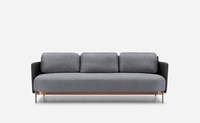 Fauteuil de salon de luxe personnalisé en tissu rembourré, avec accoudoirs en laiton doré, design de créateur