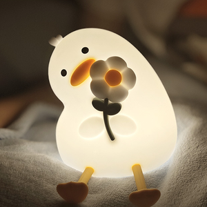 ไฟกลางคืนรูปเป็ดดอกไม้สีสันสดใส LED แบบนุ่มนิ่ม ชาร์จไฟได้ ควบคุมด้วยการสัมผัส แสงสีขาวอบอุ่น ปรับความสว่างได้ ผลิตจากซิลิโคนเกรดอาหาร สำหรับเด็กเล็ก เด็กทารก และเด็กโต - Product Image 3