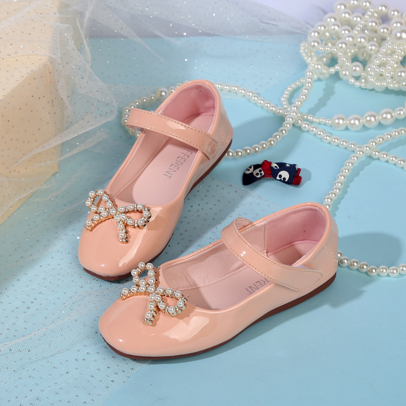 Базовые модные дешевые тренды для девочек, школьные туфли с металлическим блеском и бантом, бежевые туфли с подкладкой из искусственной кожи на плоской подошве