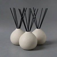 Diffuseur de parfum en céramique beige mat minimaliste de luxe, pot en porcelaine pour aromathérapie, décoration intérieure et cadeaux de mariage