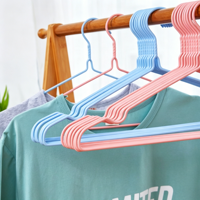 Cintres métalliques antidérapants avec revêtement PE et design rainuré, cintres à vêtements fins en plastique trempé pour un gain de place