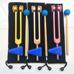 Kit de diapasons lestés OM 136,1 Hz pour la guérison par vibration, avec poignée en silicone, maillet et sac à cordon de serrage - Product Image 1