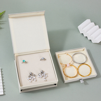Emballage de bijoux blanc sur mesure A1 avec plateau superposé pour bagues et boucles d'oreilles, tiroir inférieur pour bracelets et présentation avec logo personnalisé